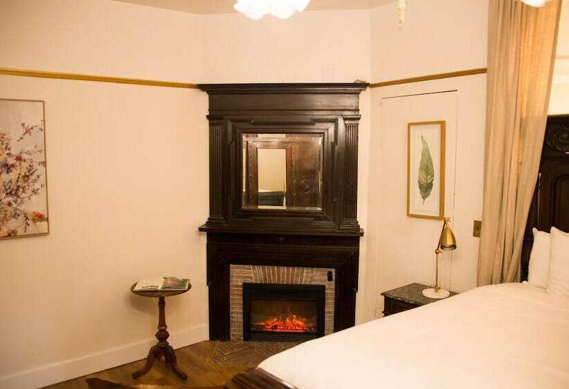 هتل Cedar Gables Inn