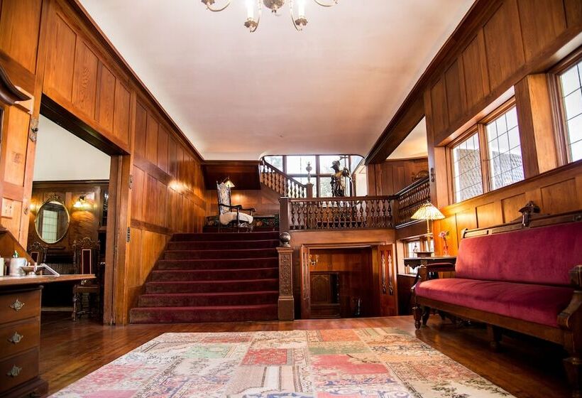 هتل Cedar Gables Inn