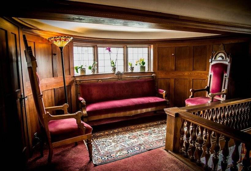 هتل Cedar Gables Inn