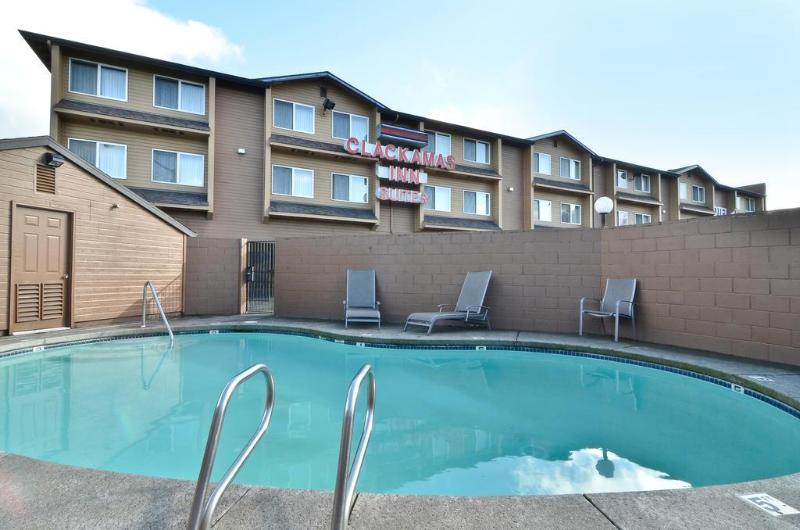 Отель Clackamas Inn And Suites