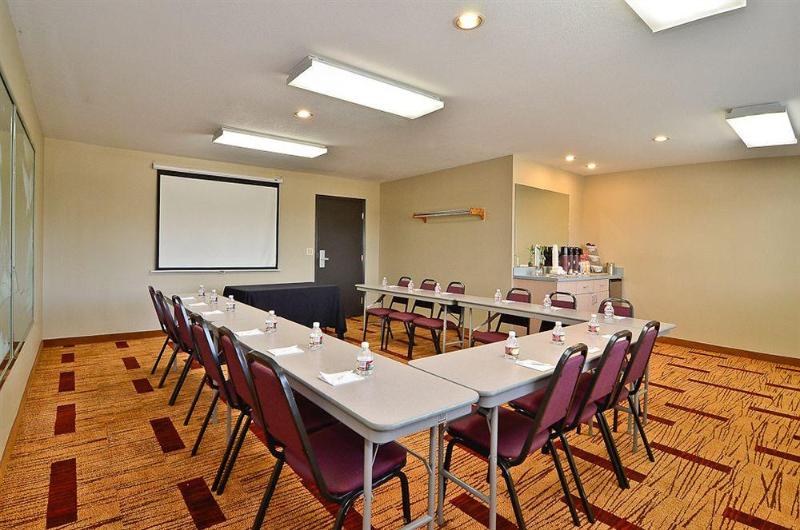 Отель Clackamas Inn And Suites
