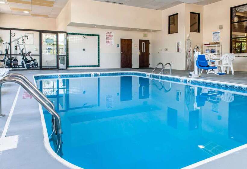 בית מלון כפרי Clarion Inn & Suites Northwest