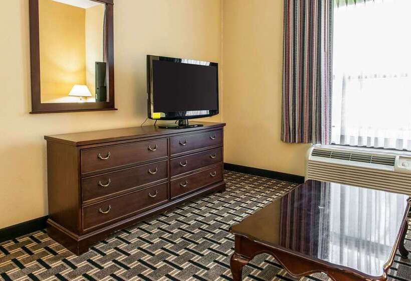בית מלון כפרי Clarion Inn & Suites Northwest