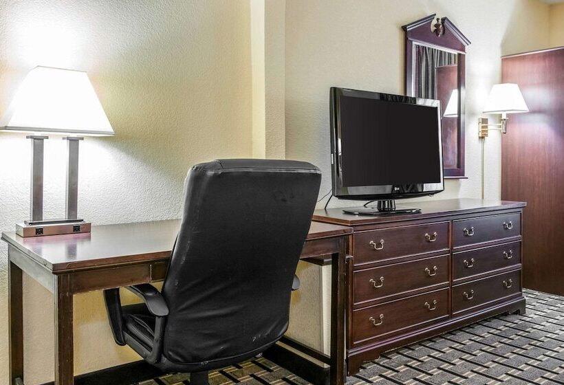 בית מלון כפרי Clarion Inn & Suites Northwest
