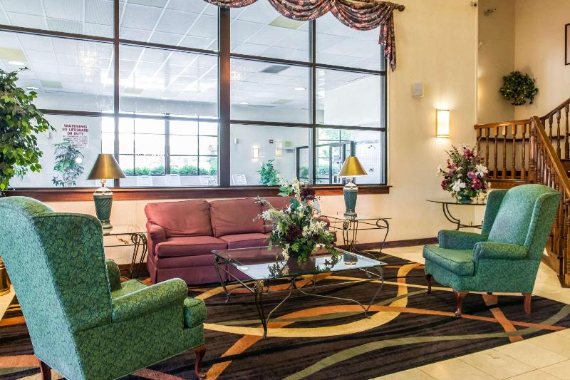 בית מלון כפרי Clarion Inn & Suites Northwest
