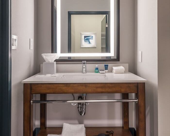 هتل Four Points By Sheraton Anchorage Downtown