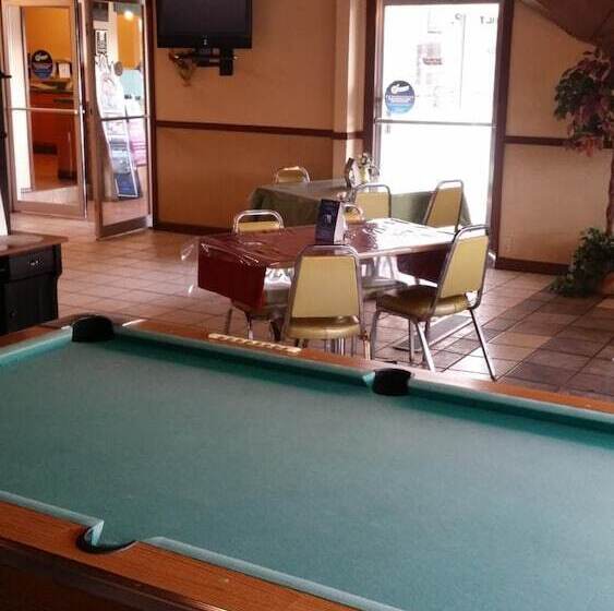 فندق Red Carpet Inn