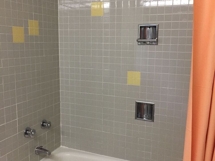 فندق Red Carpet Inn