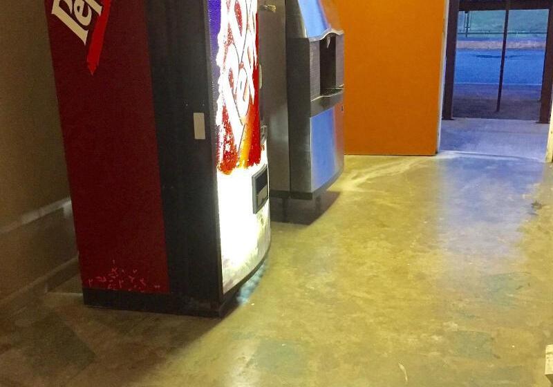 فندق Red Carpet Inn