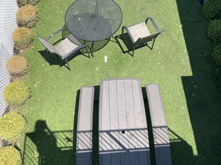בית מלון כפרי Regency Inn Lakeport