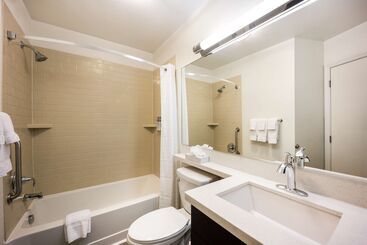هتل Sonesta Simply Suites Cleveland North Olmsted Airport