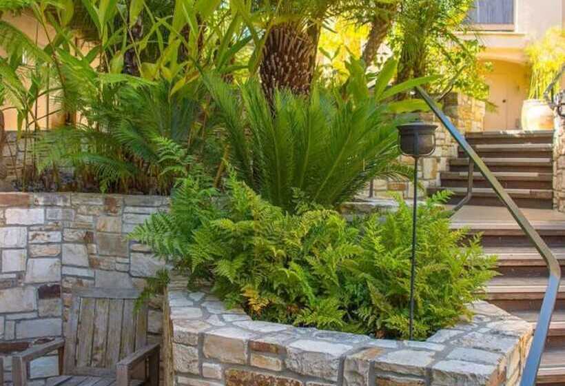 ホテル Tradewinds Carmel