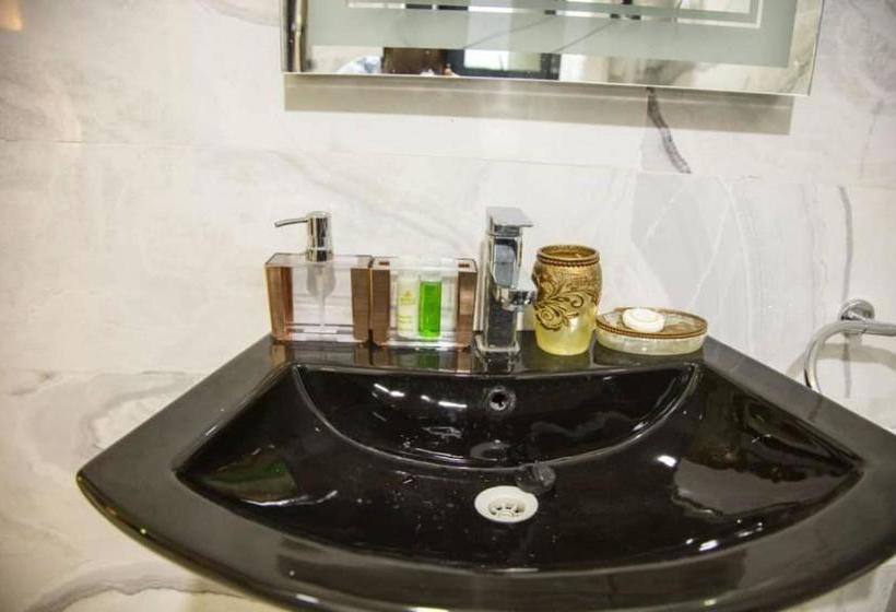 هتل Lushville  & Suites