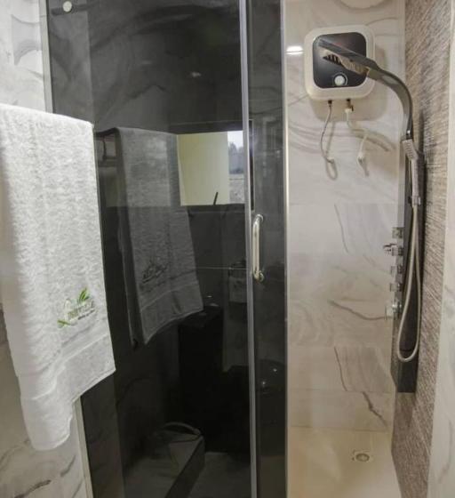 هتل Lushville  & Suites