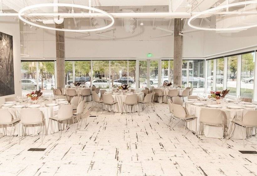 Hall Arts Hotel Dallas, Curio Collection By Hilton
