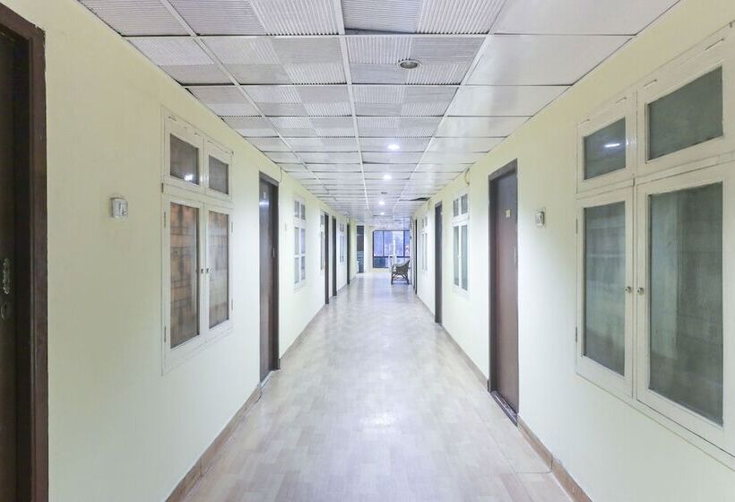 هتل Oyo 43893 Uhome  Pvtltd