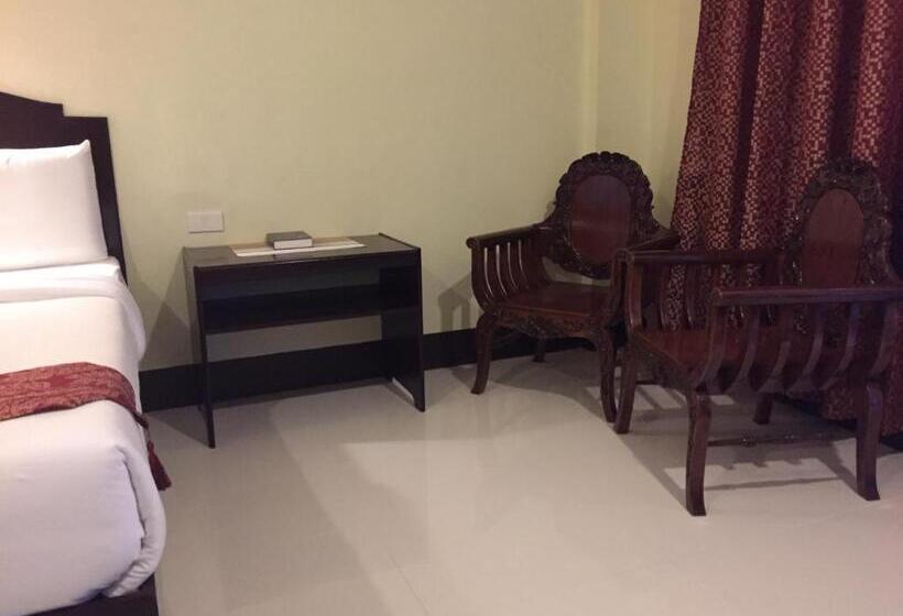 בית מלון כפרי Hollywood Suites