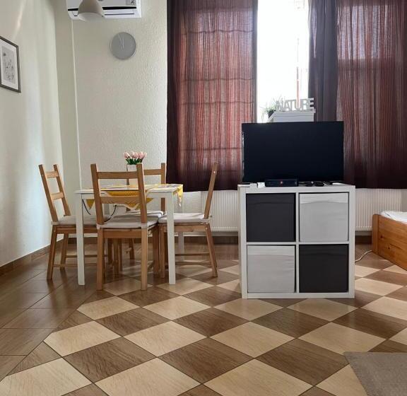 Пансион Idill Apartmanház B&b