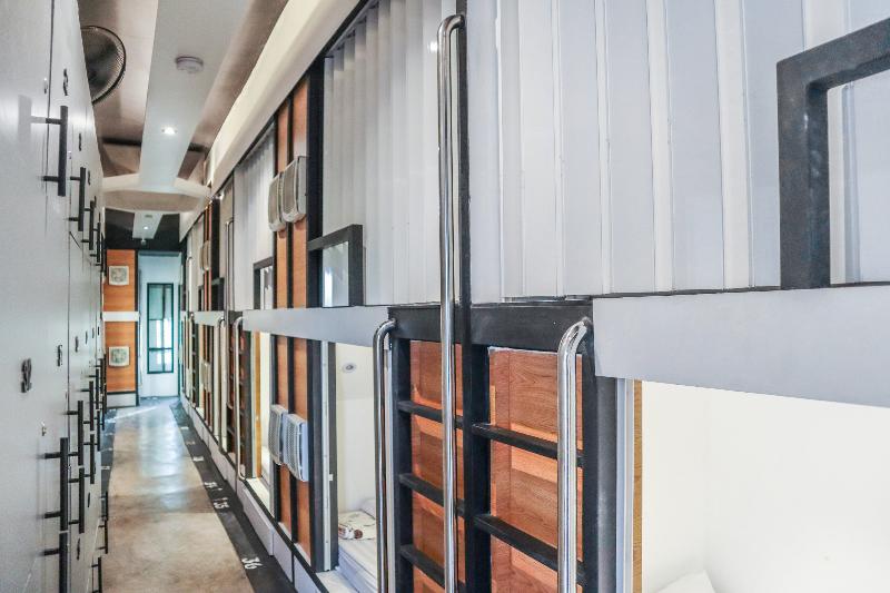 מלון כמוסות Sleepbox Hostel Suratthani