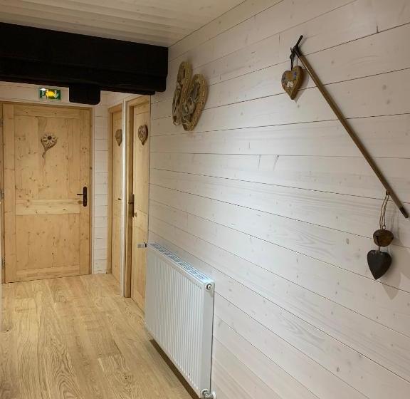 بنسيون Restaurant Gautard   Chambres D Hôtes Les Tavaillons