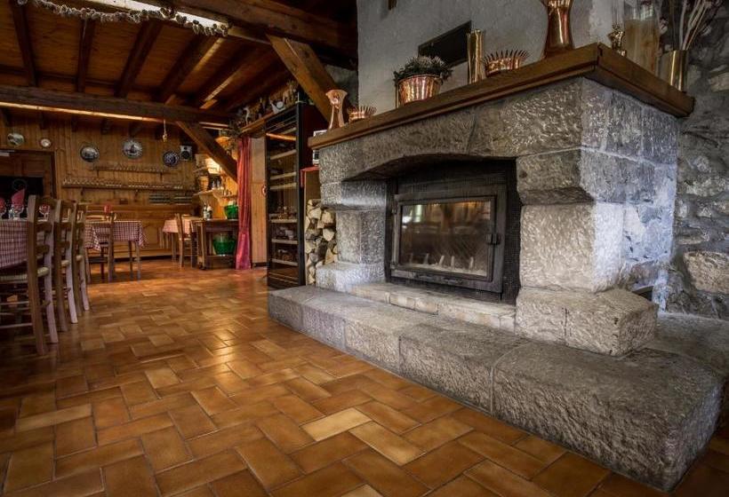 بنسيون Restaurant Gautard   Chambres D Hôtes Les Tavaillons