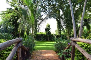 هتل Chanya Lodge