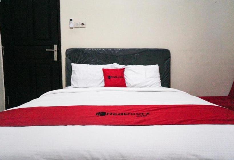 پانسیون Reddoorz Near Alun Alun Batu