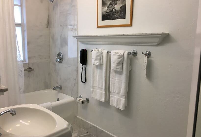 Colony Hotel & Cabaña Club