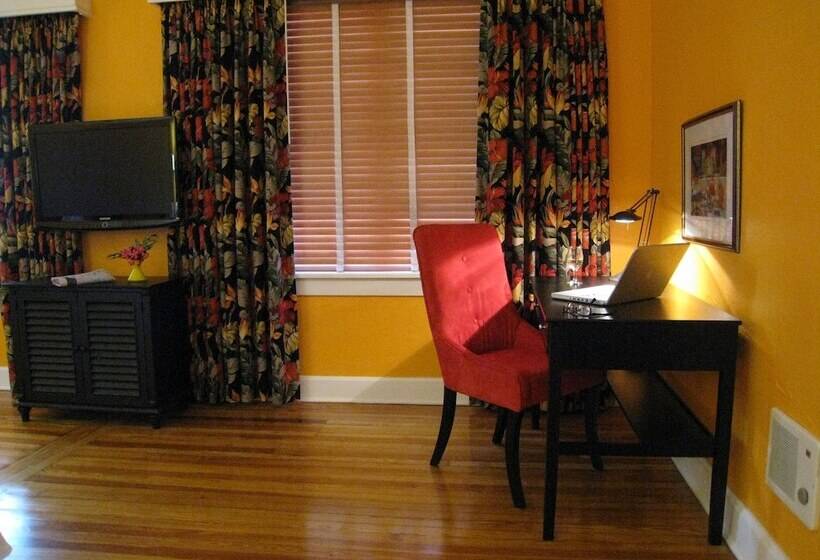 Colony Hotel & Cabaña Club