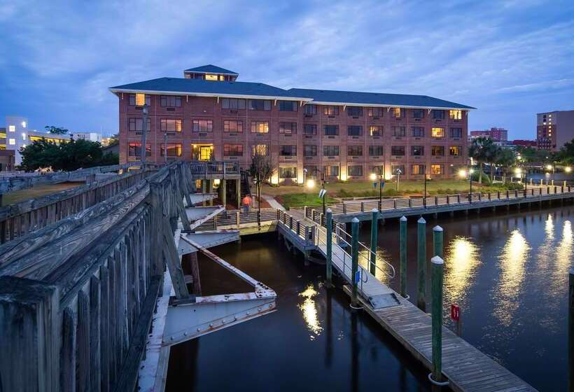 هتل Best Western Plus Coastline Inn