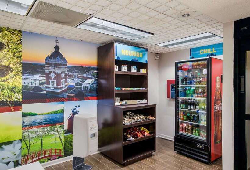 Отель Clarion Pointe Forsyth I75