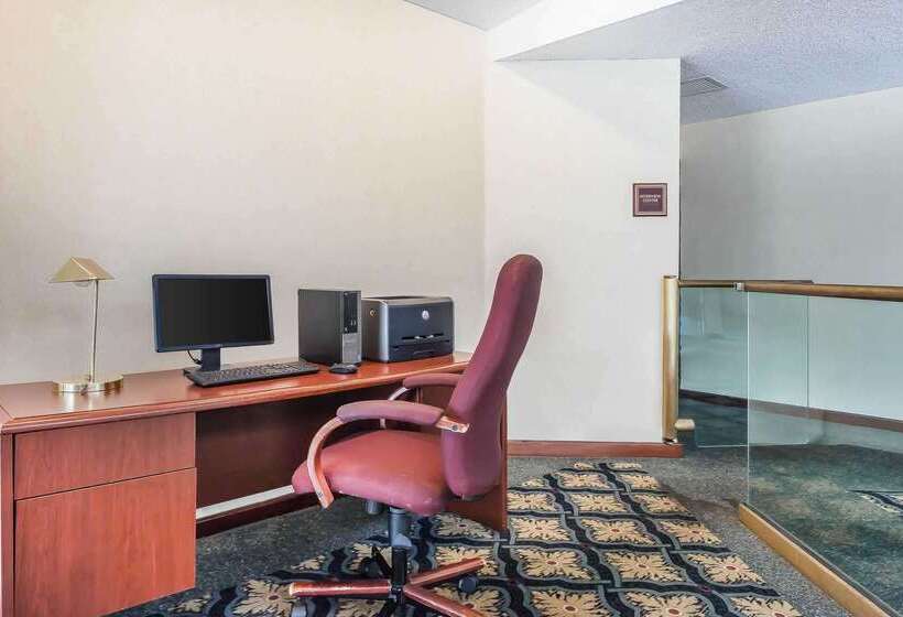 هتل Comfort Inn Cleveland Airport