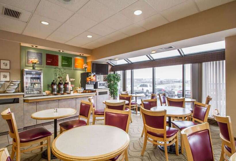 هتل Comfort Inn & Suites Madison  Airport