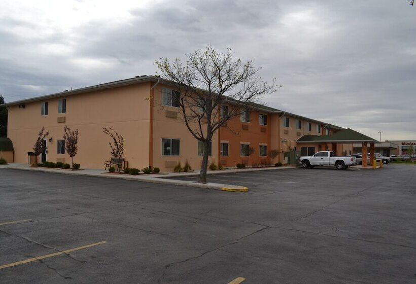 Hotel Countryside Inn & Suites