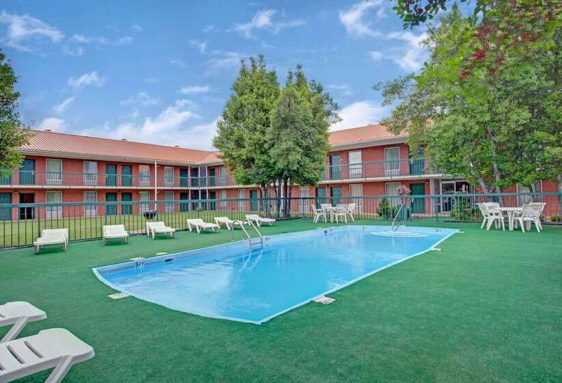 酒店 Days Inn & Suites By Wyndham Collierville Germantown Area