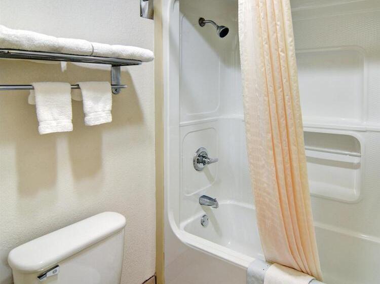 هتل Super 8 By Wyndham Decatur Texas