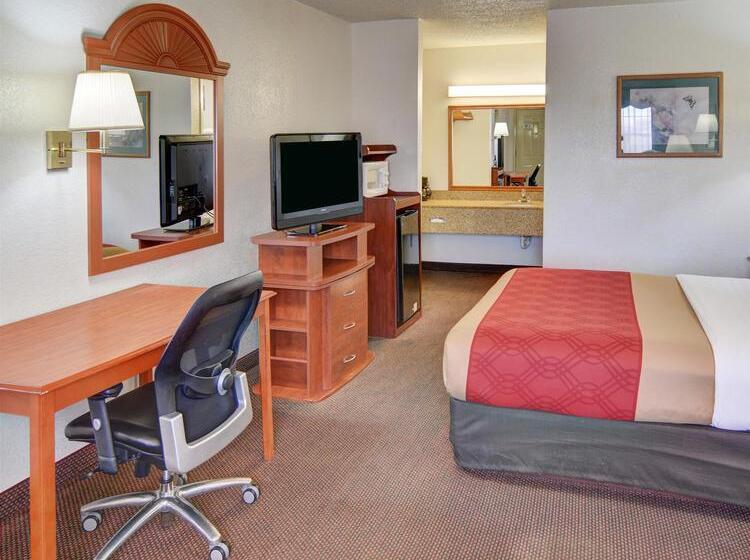 هتل Super 8 By Wyndham Decatur Texas