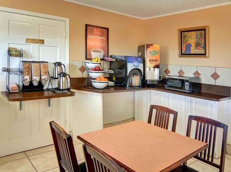 هتل Super 8 By Wyndham Decatur Texas