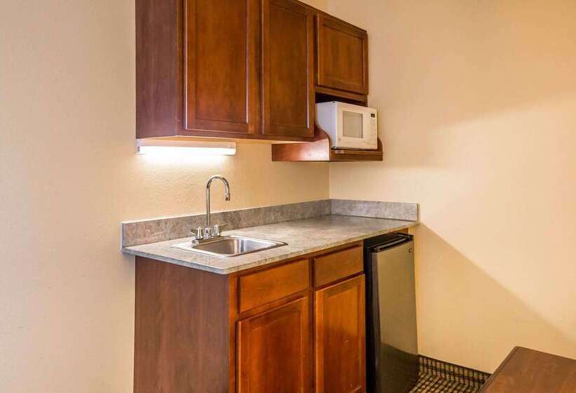 Отель Econo Lodge Inn & Suites Monroe