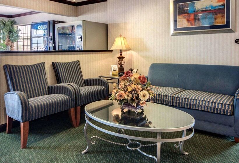 هتل Econo Lodge Inn & Suites