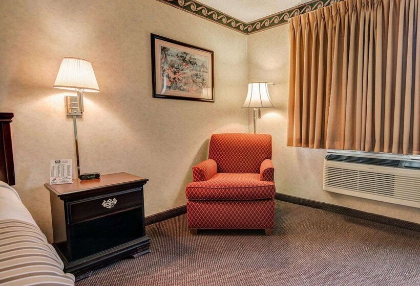 هتل Econo Lodge Inn & Suites