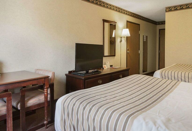 هتل Econo Lodge Inn & Suites
