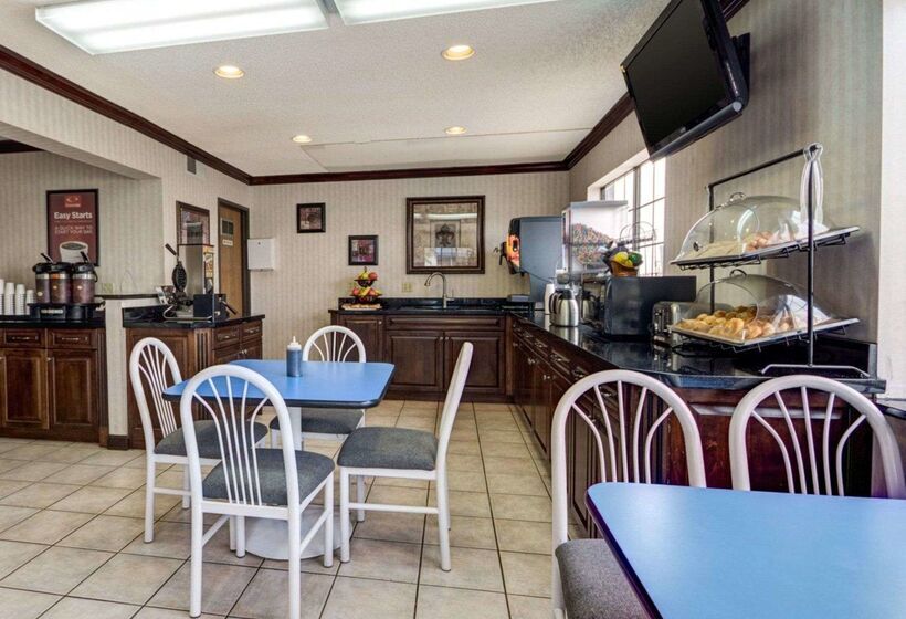 هتل Econo Lodge Inn & Suites