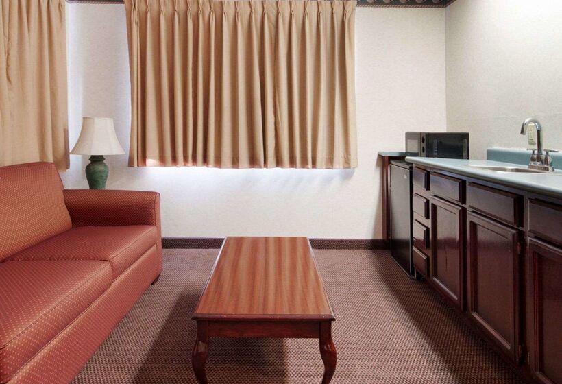 هتل Econo Lodge Inn & Suites
