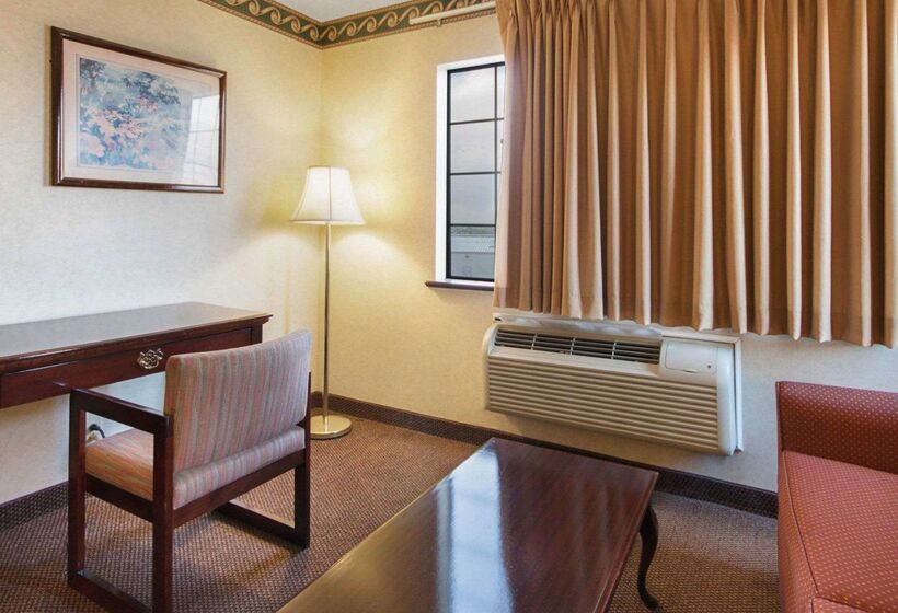 هتل Econo Lodge Inn & Suites