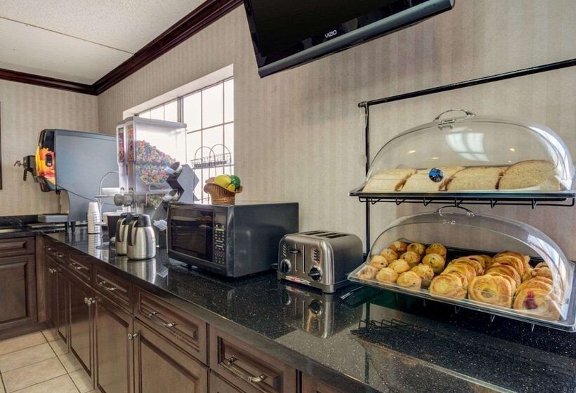 هتل Econo Lodge Inn & Suites