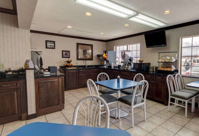 هتل Econo Lodge Inn & Suites