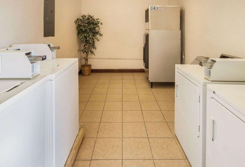 هتل Econo Lodge Inn & Suites
