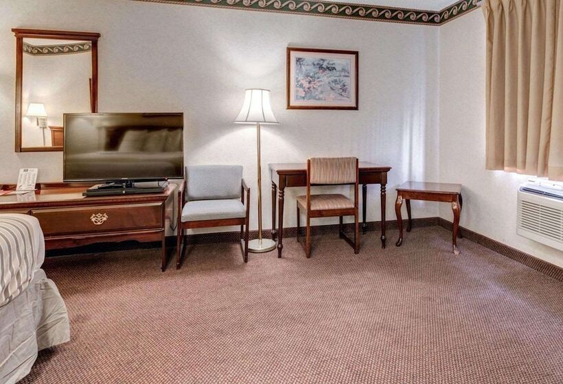 هتل Econo Lodge Inn & Suites