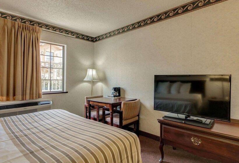 هتل Econo Lodge Inn & Suites